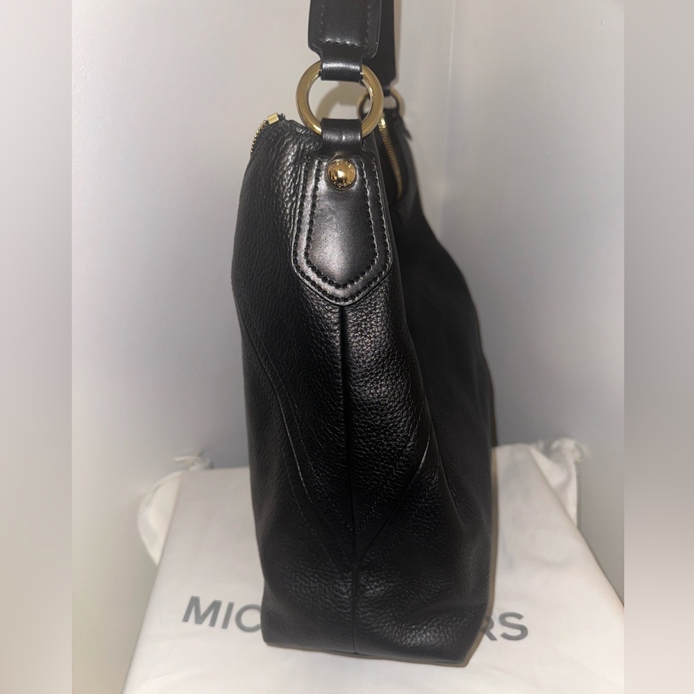 Michael Kors Black pebbled leather shoulder bag. - Picture 6 of 8
